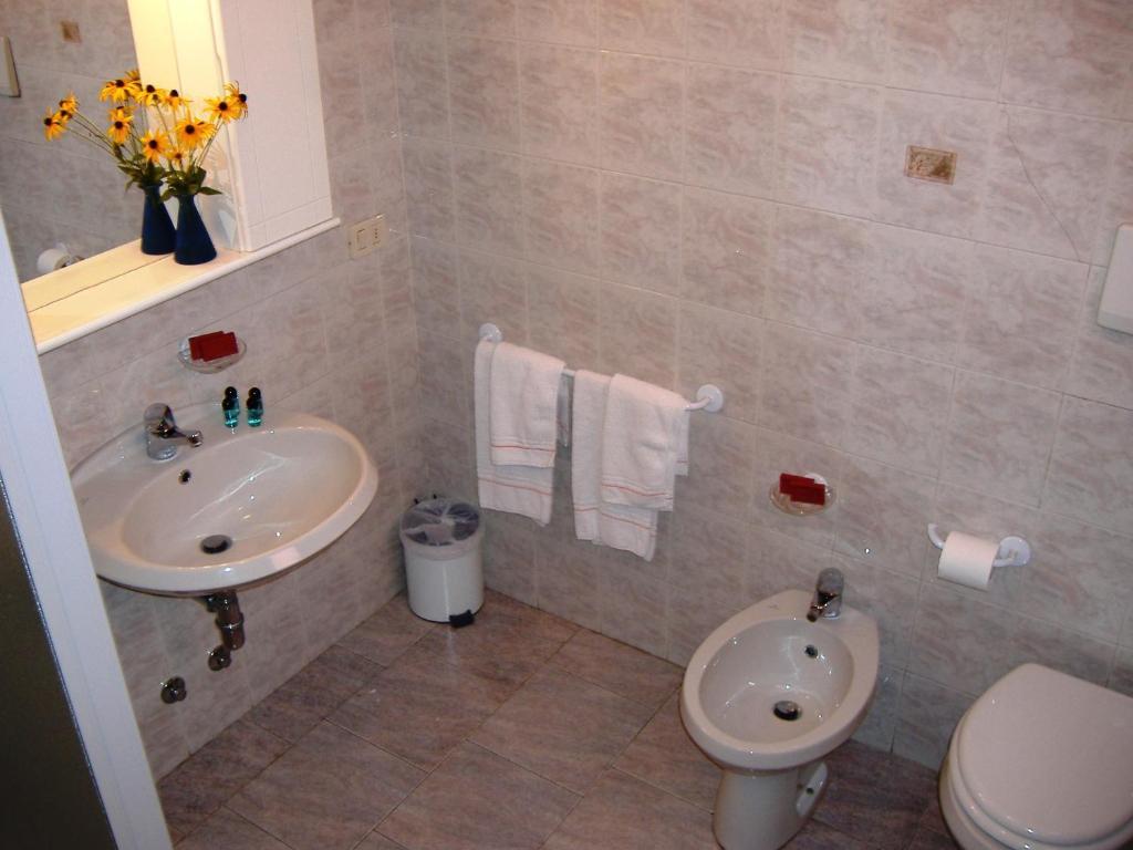 Hotel Casa Giuly Villa dʼAlmè Habitación foto