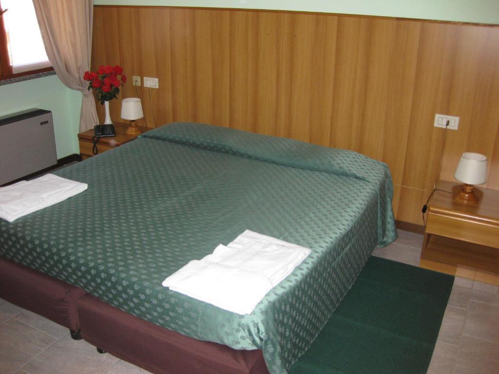 Hotel Casa Giuly Villa dʼAlmè Habitación foto