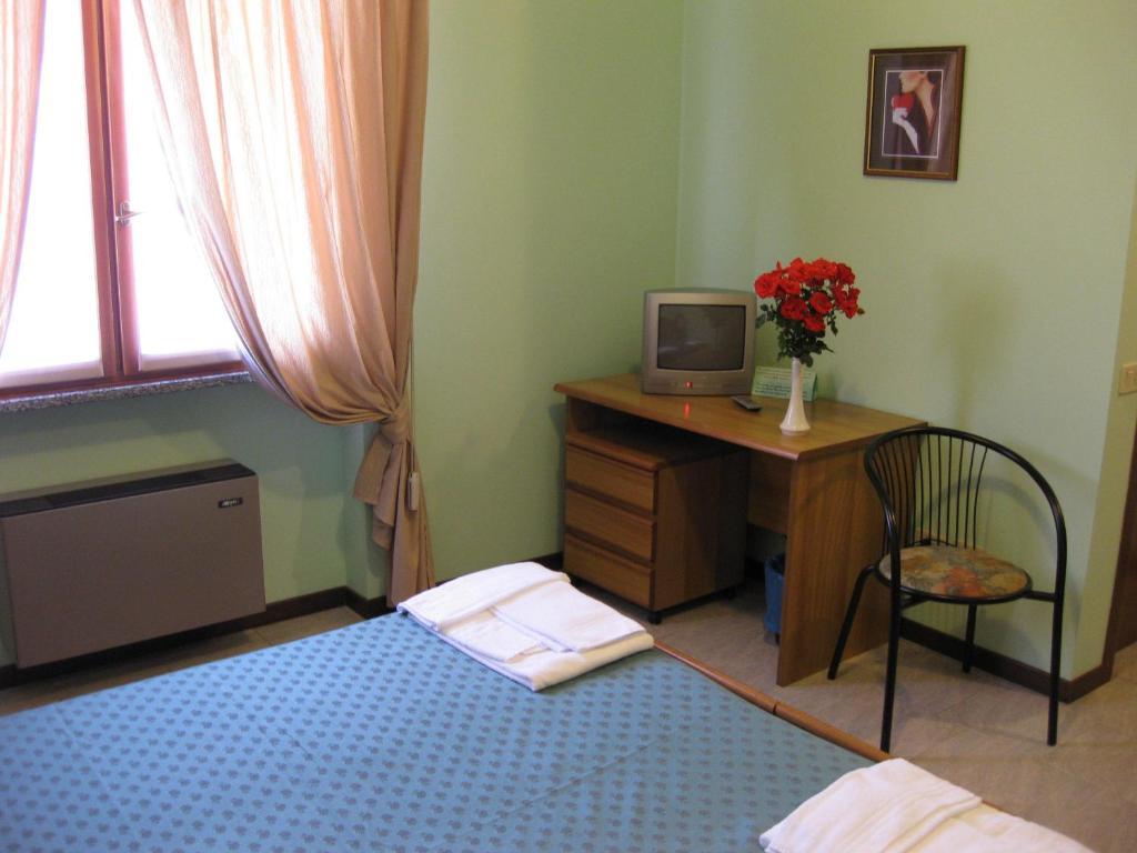 Hotel Casa Giuly Villa dʼAlmè Habitación foto